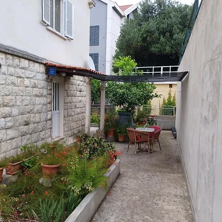 Πανσιόν Kvestic Ντουμπρόβνικ